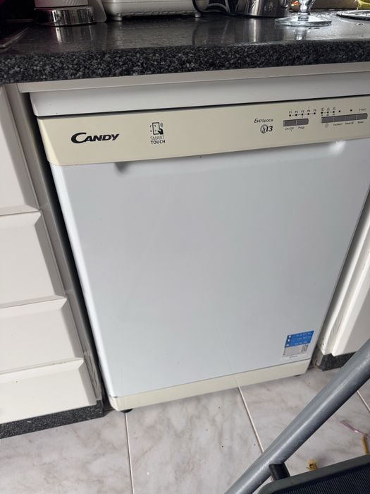 Máquina de Lavar Loiça Candy Usada, a funcionar