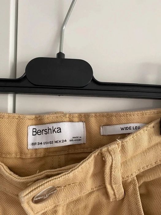 beżowe jeansy z prostymi nogawkami bershka
