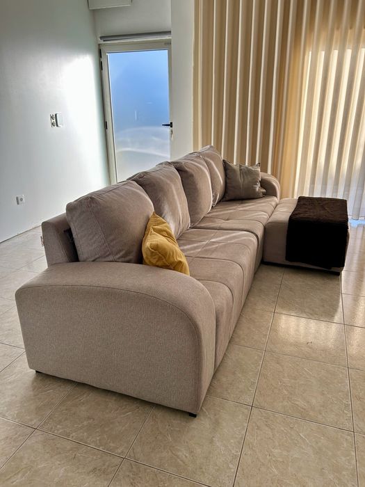 Sofa com  dois pufs e chaiselomge separada.