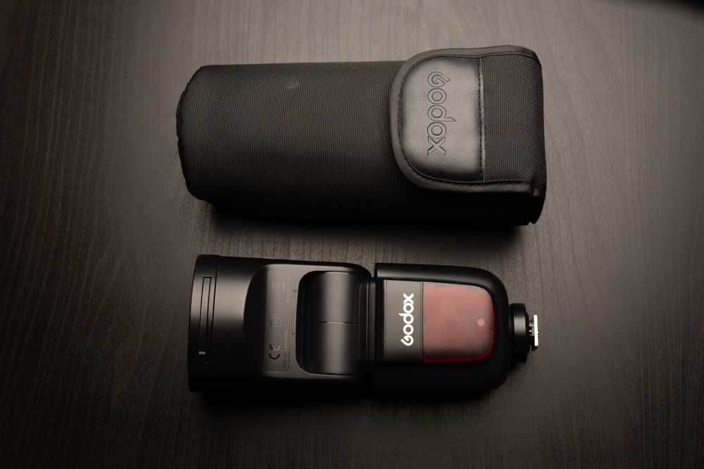 Godox V1C - Speedlight Flash + Kit de Acessórios