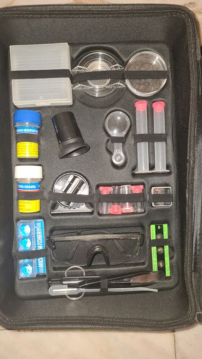 Microscópio com mala e acessórios
