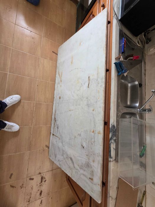 Mesa em pedra marmore com 4 cadeiras