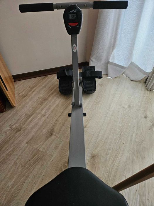Máquina de remo, ideal para treino cardiovascular em casa.