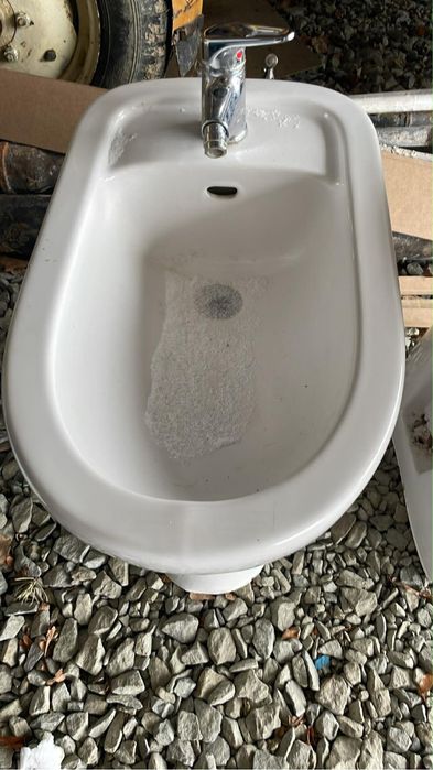 Bidet z baterią