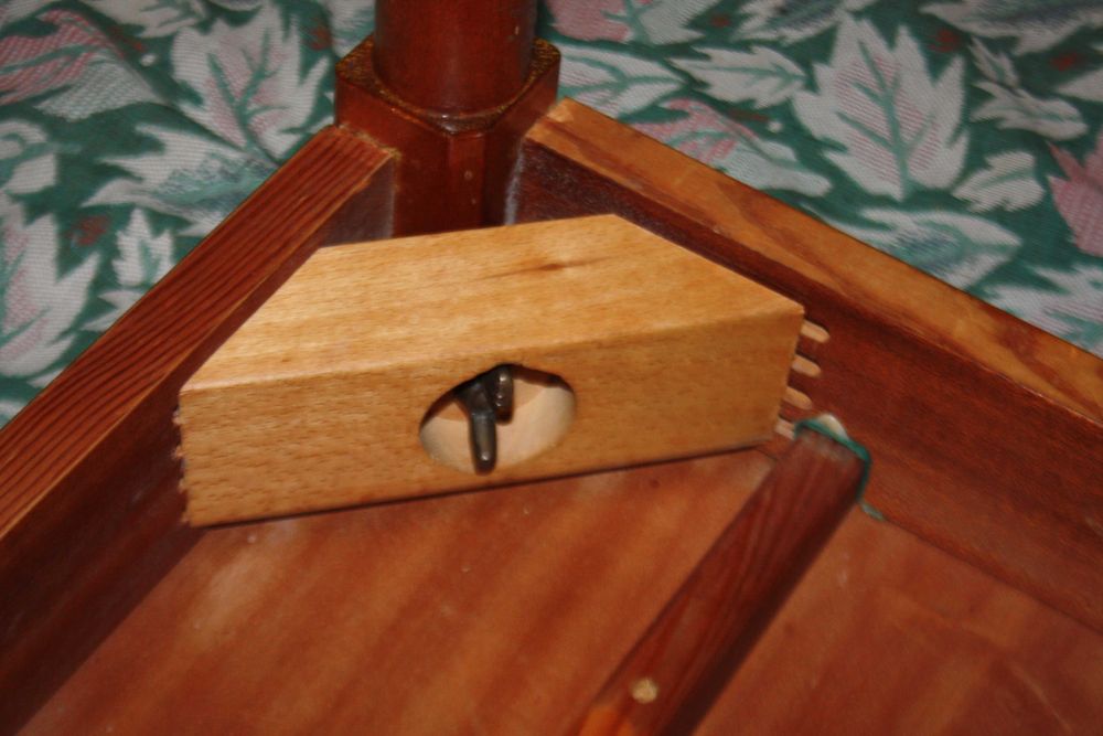 Стол полированный, раскладной. Натуральное дерево. Польша, 1967 г.