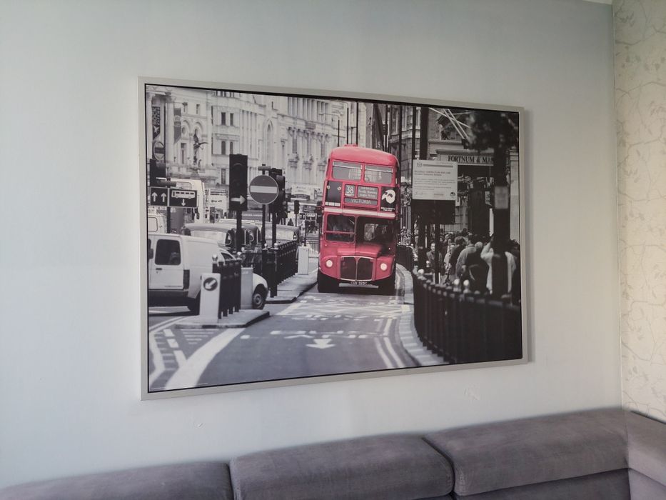 Duży obraz srebrnej ramie o wymiarach 140 x 100