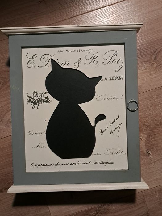 Drewniana skrzynka na klucze z motywem kota