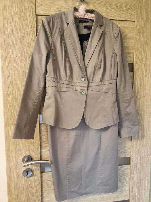 Elegancki komplet sukienka i żakiet 
Sukienka oraz żakiet w