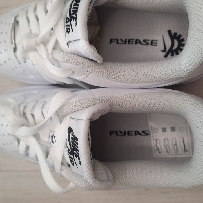 Оригінальні жіночі кросівки NIKE AIR FORCE 1 07 FLYEASE SHOES WHITE DX