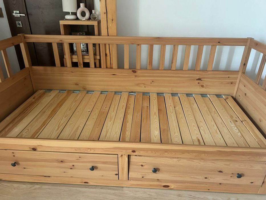 Drewniane łóżko z dwoma szufladami Ikea