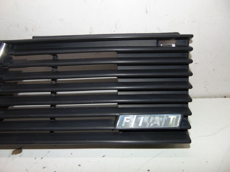 Fiat Uno 1º modelo grelha frontal e tampa porta luvas