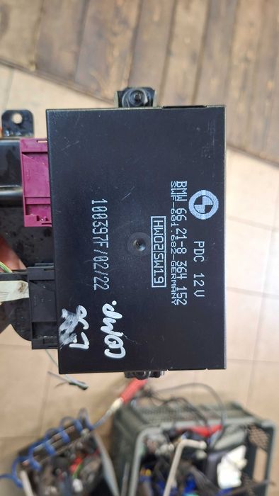 zderzak tył BMW E36 compact M pakiet oryginał kpl z wzmocnieniem listwami czujnikami i modułem PDC
