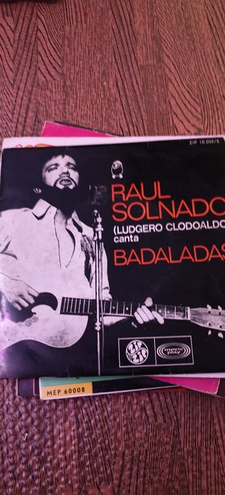 Lote 17 Singles 

Raul Solnado 
João Villaret 
Fernando Pessoa 
25€

W