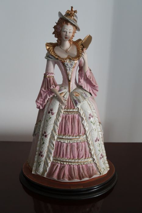 Estatueta de boneca com espelho de mão