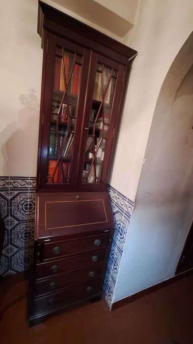 Móvel escrivaninha com portas vidro, tampo de apoio