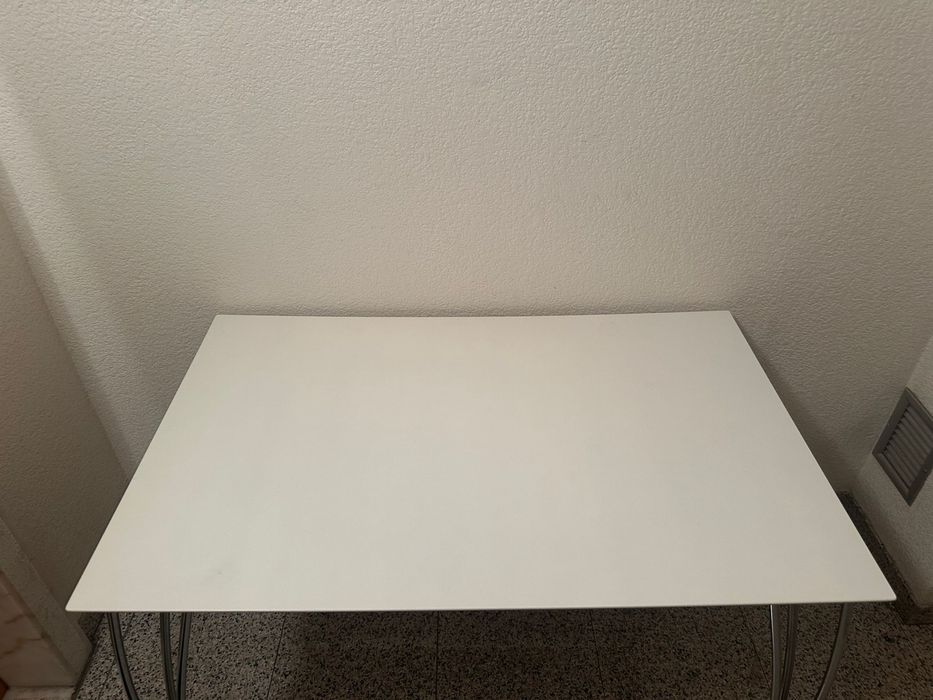 Mesa com pés em lacado, não abre