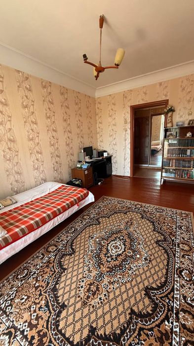 В продажі 2 кімнатна квартира в Центрі,  Сталінка
