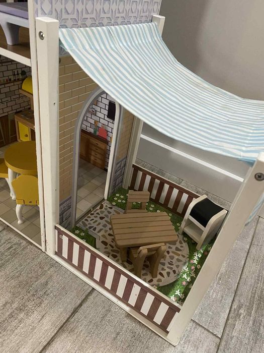 Domek dla lalek z windą i ogródkiem