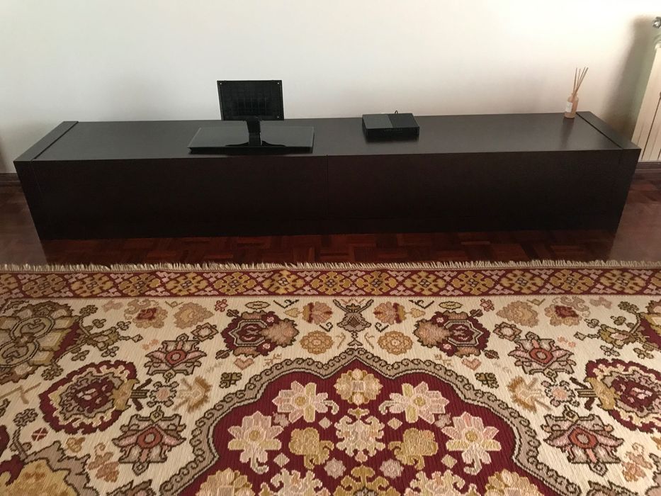 Móvel para TV cor castanho escuro. Muito bonito e moderno.