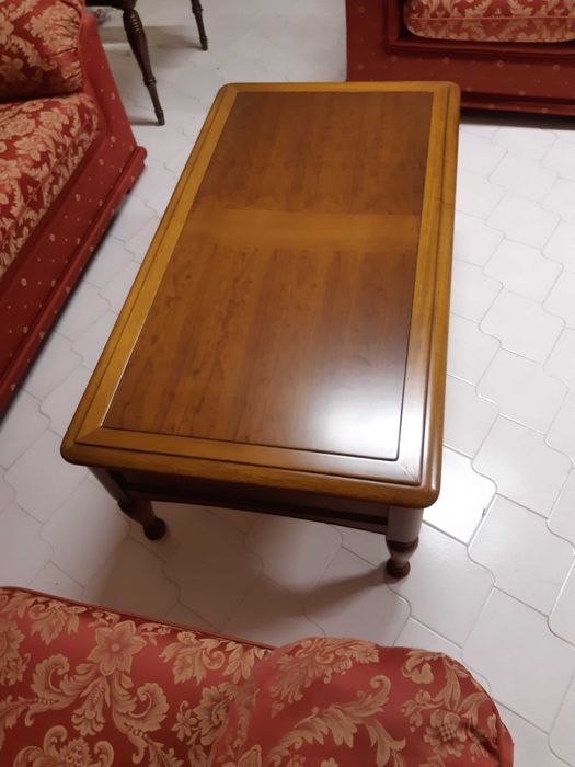 Mesa de centro com gaveta