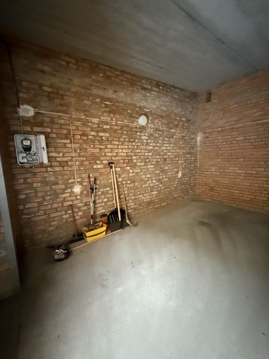 Конституції Стрітенська , продам капітальний гараж з високими воротами