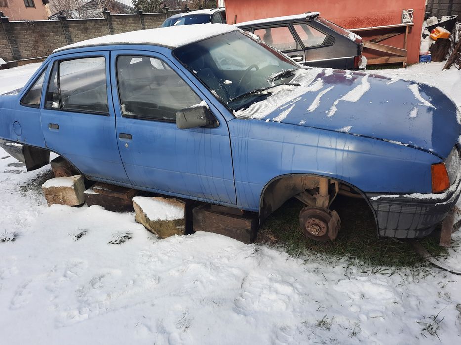 Продам  запчастини на Опель Кадет  1.3 бе