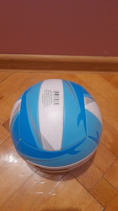 Niebieska profesjonalna piłka do siatkówki.