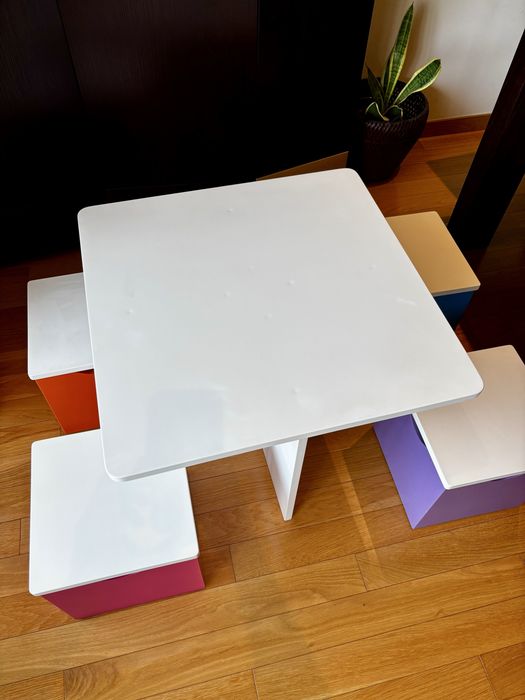 Mesa de criança c/bancos coloridos