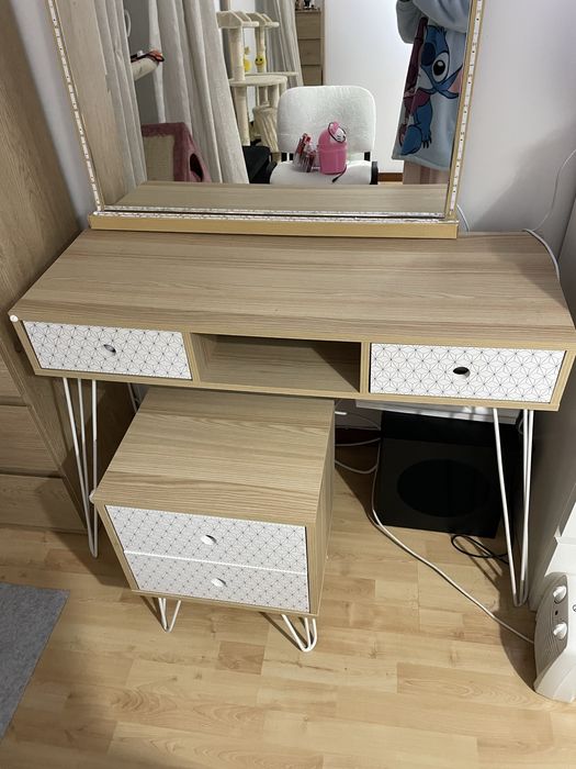 pentadeira com espelho e mesa de cabeceira