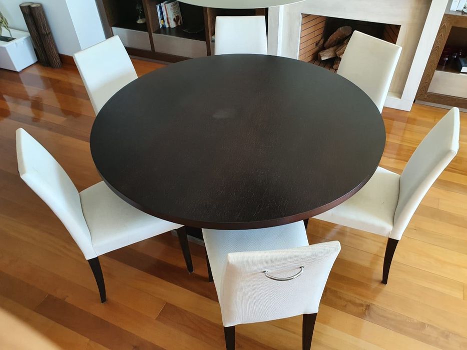 Mesa de jantar redonda em madeira escura