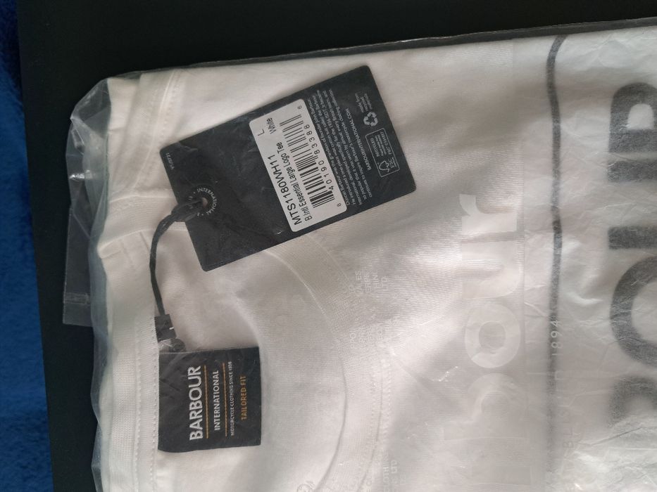 Koszulki Barbour international białe z dużym logo i khaki z małym