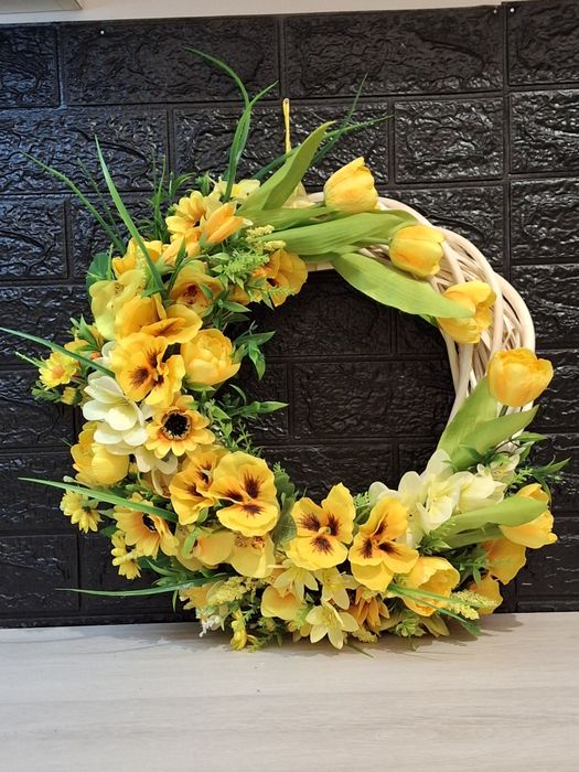 Wianek ratanowy wiosenny zółty