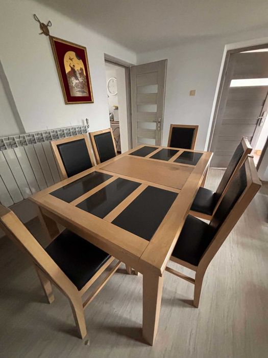 Solidny drewniany stół