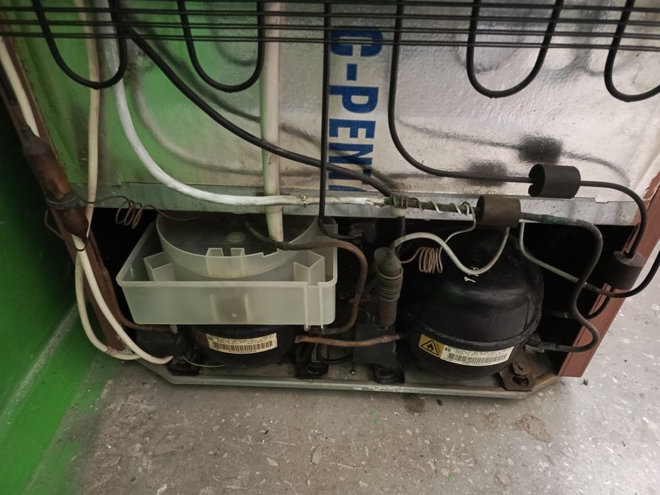 Холодильник Атлант,две камеры,два мотора (есть нюанс)