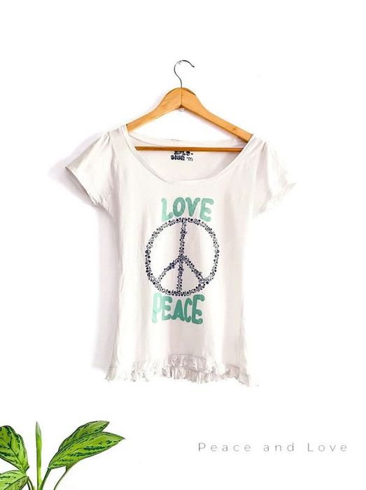 T-shirt Feminina "Peace & Love"  Nova