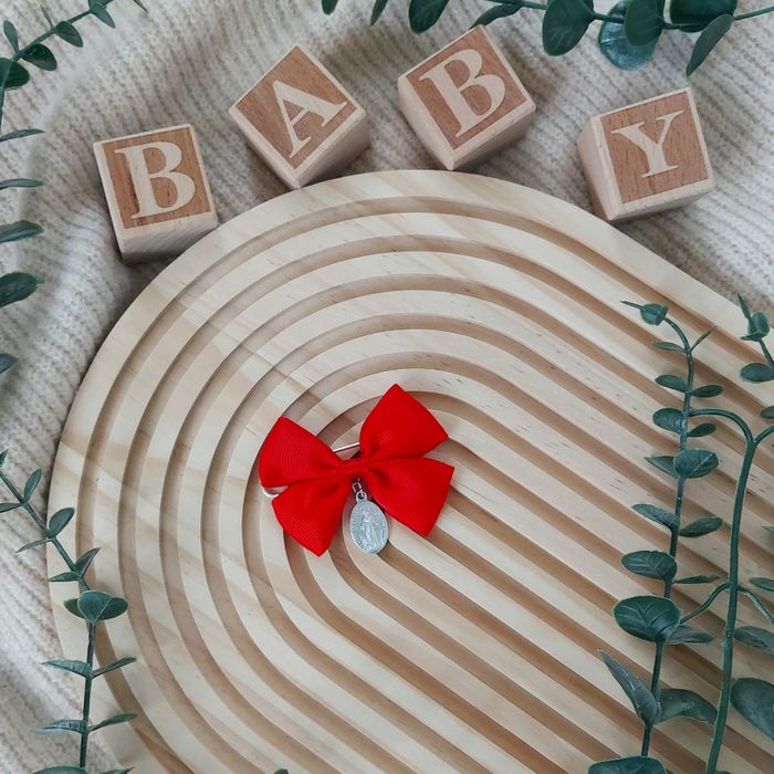 Agrafka broszka do wózka z medalikiem