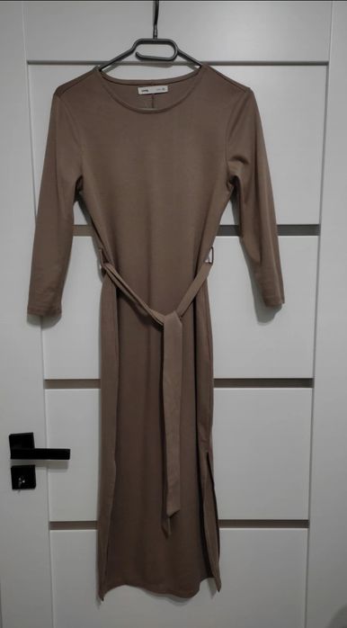 Sukienka MIDI z rozcięciami po bokach w pięknym kolorze.

Ładnie podkr