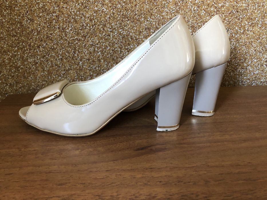 Жіночі туфлі з відкритим носком