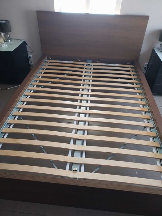 Cama castanha com estrado