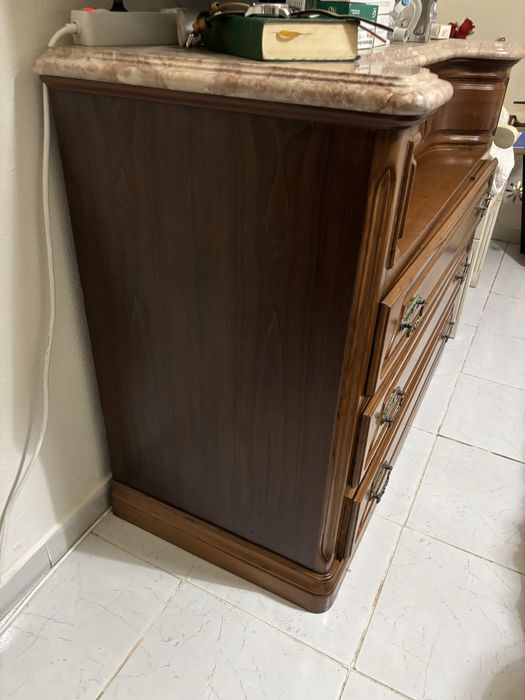 Cómoda e 2 mesinhas de cabeceira em madeira maciça e tampo em pedra mármore