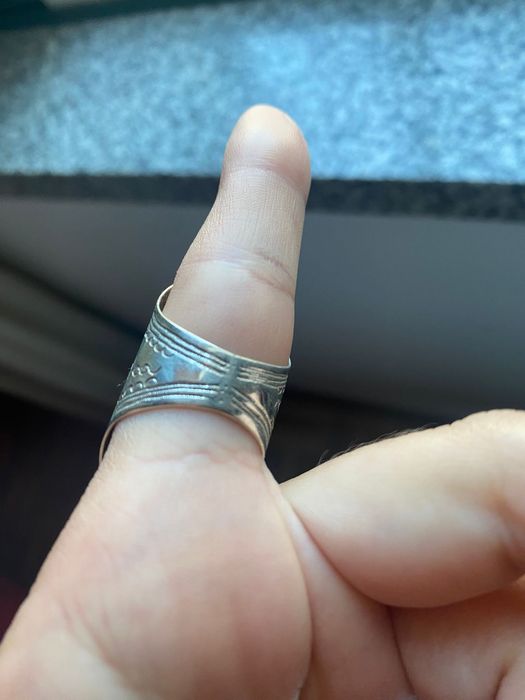 Anel em aço com pedra castanha