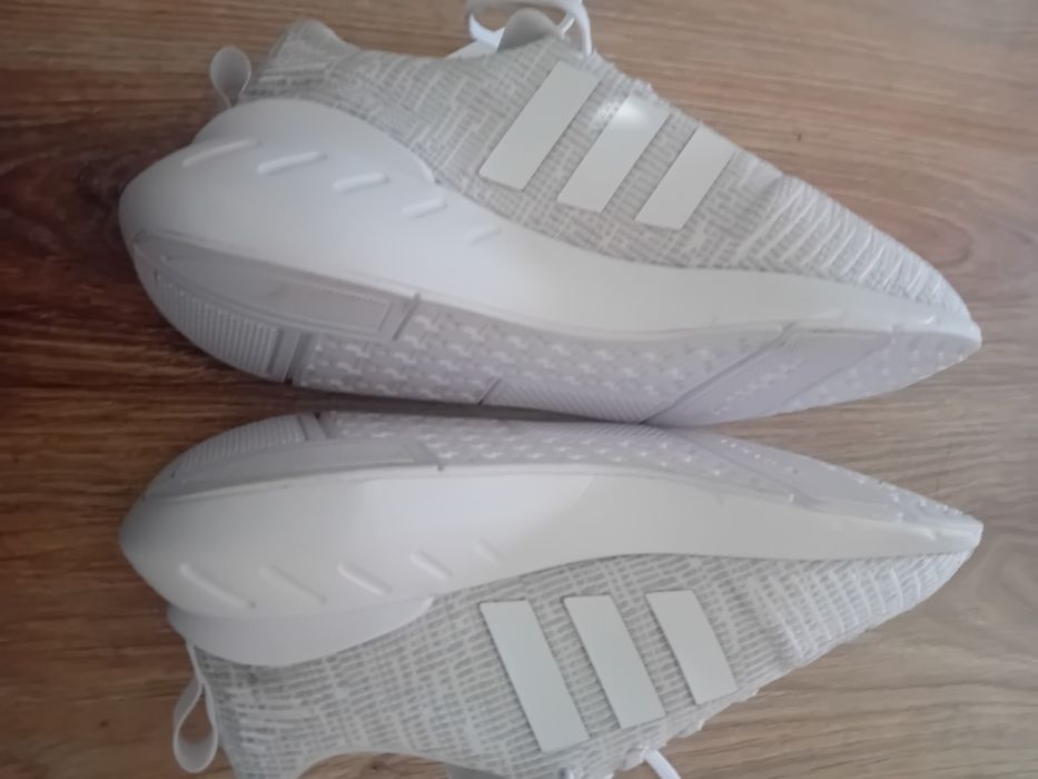 Białe adidasy Swift run