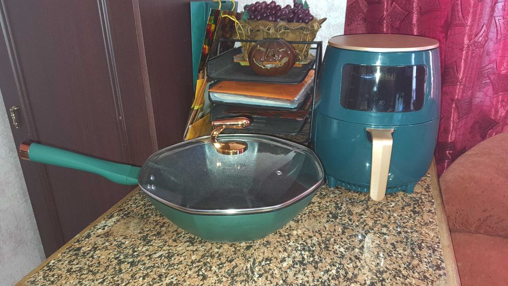 Новий аерогриль і нова сковорідка зелені