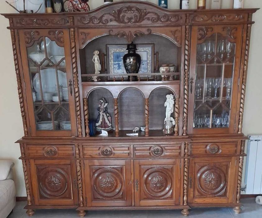 móvel de sala em madeira de castanho