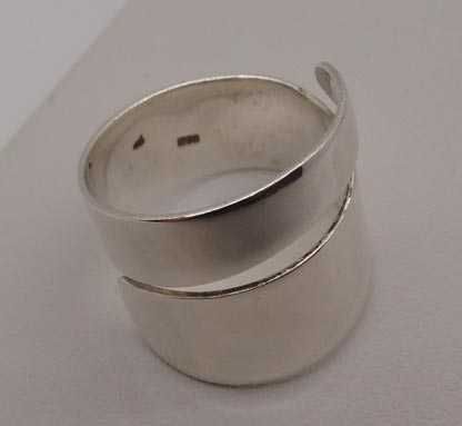 Srebrny gładki pierścionek szeroka ozdoba R.18.
