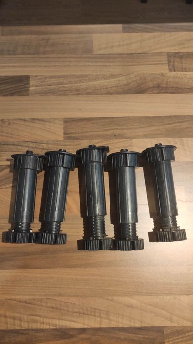 Vendo 18 puxadores de porta e 8 dobradiças e 5 pés reguláveis