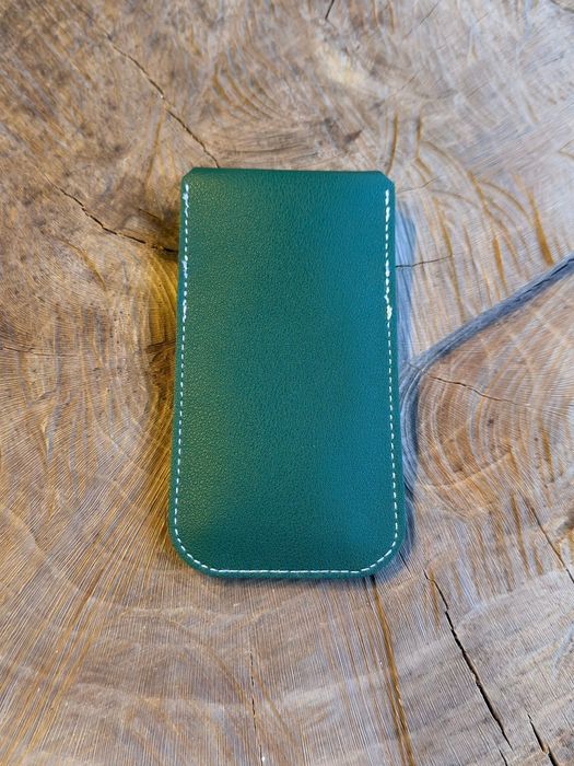 Estojo protetor de Relógio em couro sintético.