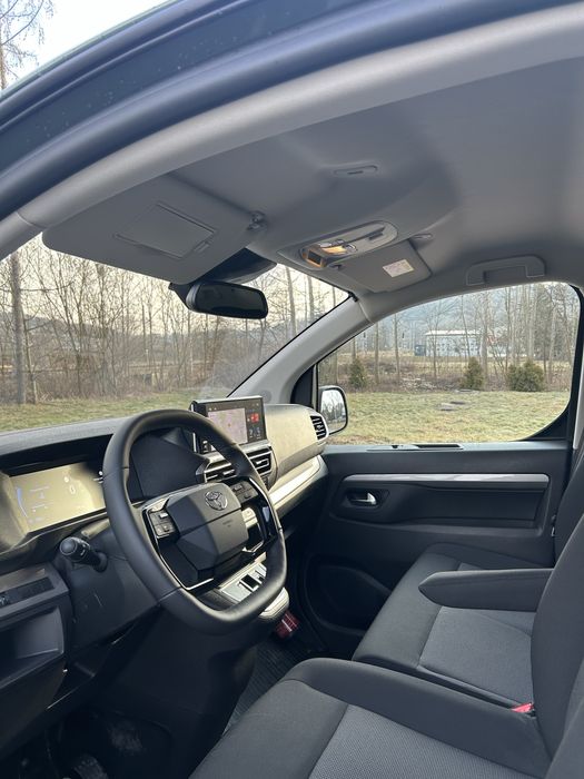 Wynajem busa z kierowcą  -przewóz osób -Toyota ProAce Verso long