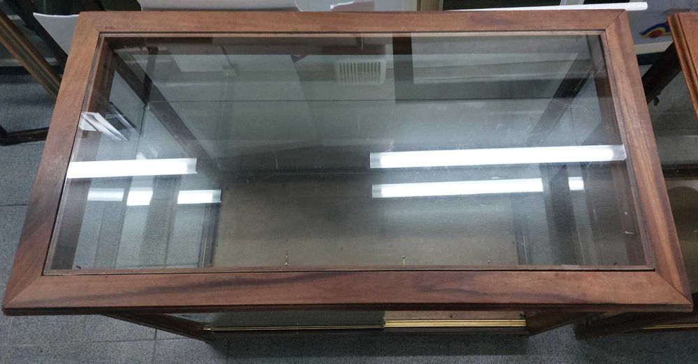 Vitrine em madeira antiga