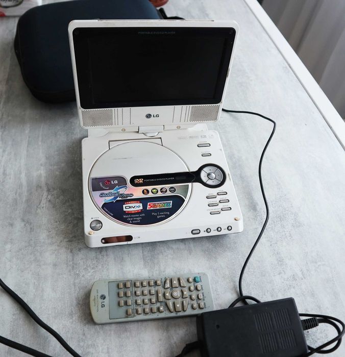 Портативный  проигрыватель LG DP172BP рабочий